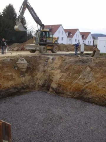Erdarbeiten und Gießen der Bodenplatte