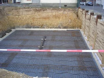 Erdarbeiten und Gießen der Bodenplatte
