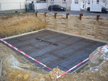 Erdarbeiten und Gießen der Bodenplatte