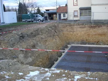 Erdarbeiten und Gießen der Bodenplatte