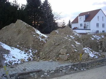 Erdarbeiten und Gießen der Bodenplatte